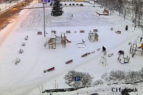 Praça Kirov, parque infantil. Webcams Medvezhyegorsk online