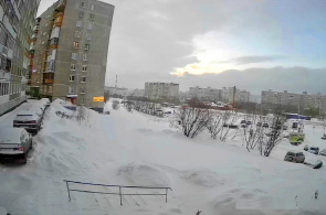 Vista da Avenida Kola e estacionamento no shopping Nagornoye do Norte. Webcams em Murmansk online