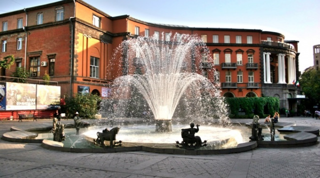 Praça Charles Aznavour, fonte. Yerevan webcam online