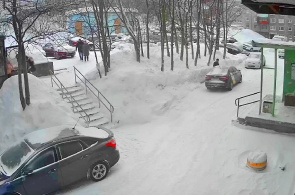 Avenida Kola, 168. Vista para o pátio. Webcams em Murmansk online