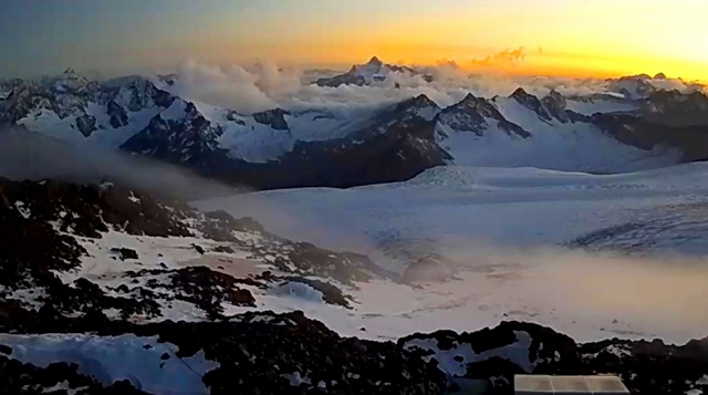 Vista do cume do Cáucaso. Webcams Elbrus