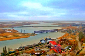 Vista da ponte velha e da estrada para Arabat Spit. Webcams Genichesk