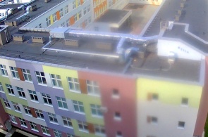 Construção de uma escola na rua. Alvorecer. Visualizar 1. Webcams de Kaliningrado