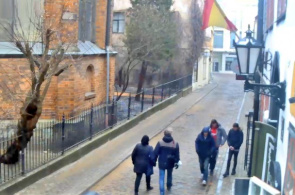 As ruas estreitas da antiga Riga em tempo real