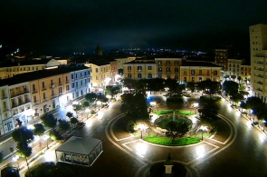 Praça da cidade perto da câmara municipal. Webcams de Campobasso online