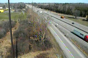 Uma webcam com vista para a autoestrada 401 perto da Avenida Sir John Macdonald