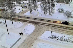 Travessia de pedestres na rua Sovetskaya. Webcams Medvezhyegorsk online