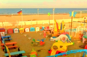Parque infantil na praia de Riccione. Webcams Rimini