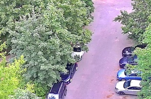 Quintal e estacionamento na rua Zheleznodorozhnaya, 62A. Webcams Pushkin