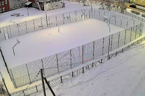 Campo de esportes perto da escola # 2. Webcams Medvezhyegorsk online