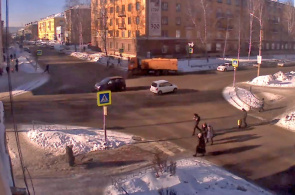 A webcam oferece uma visão do cruzamento das ruas Karl Marx e Parkhomenko em Nizhny Tagil