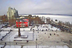 A área Soviética, o monumento Куусинену. Webcam de Petrozavodsk online
