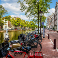 Amesterdão enfrentou um problema grave - nas ruas um excesso de oferta de bicicletas, em pontes por causa do estacionamento natural é difícil de passar 