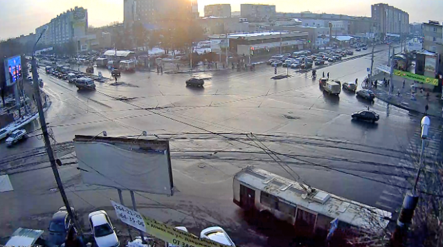 Encruzilhada das ruas Gagarin - Dzerzhinsky. Webcam em Chelyabinsk online