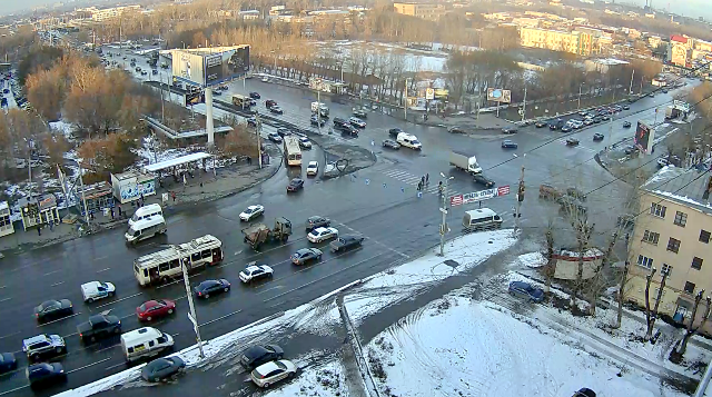 Encruzilhada das avenidas Komsomolsky - Sverdlovsky. Webcam em Chelyabinsk online
