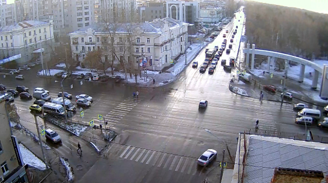 Encruzilhada das ruas da comuna - Engels. Webcam em Chelyabinsk online